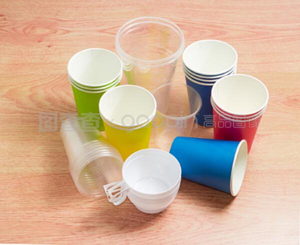 不同的一次性塑料杯和不同Co的紙杯